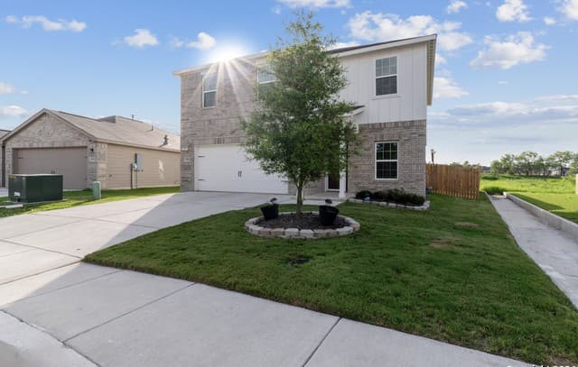 4-bedroom rental at 15406 Escalante Pass in Von Ormy, TX — photo 2