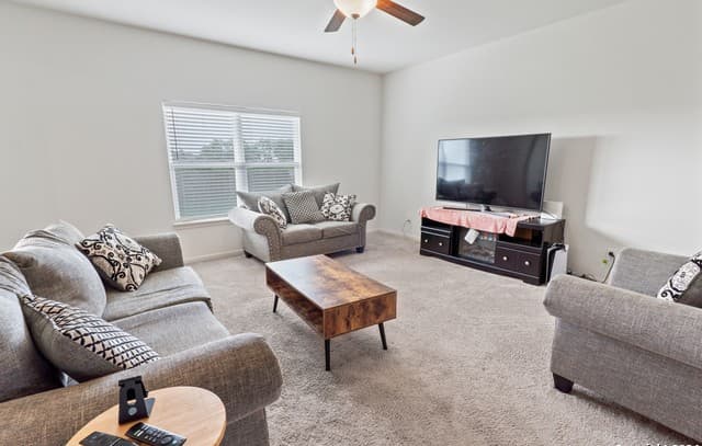 4-bedroom rental at 15406 Escalante Pass in Von Ormy, TX — photo 4