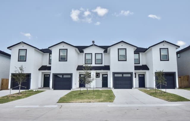 3-bedroom rental at 8311 Via Pisa Unit UNIT 103 in San Antonio, TX — photo 1