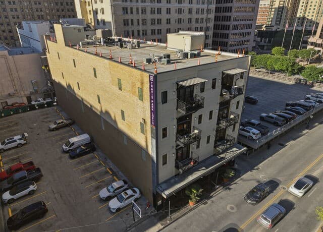 1-bedroom rental at 214 E Travis St Unit APT 205 in San Antonio, TX — photo 1