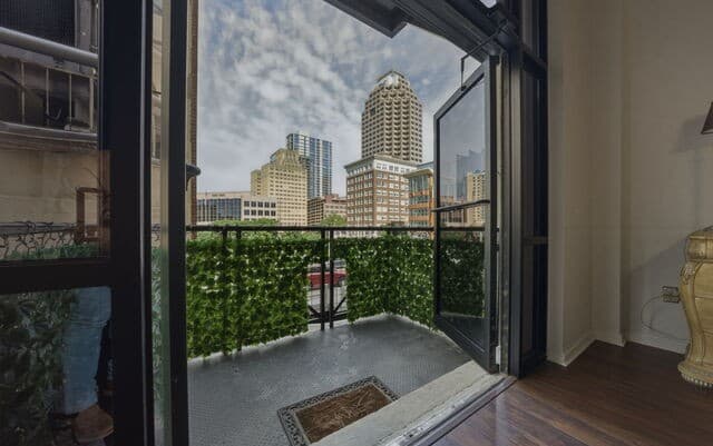 1-bedroom rental at 214 E Travis St Unit APT 205 in San Antonio, TX — photo 2