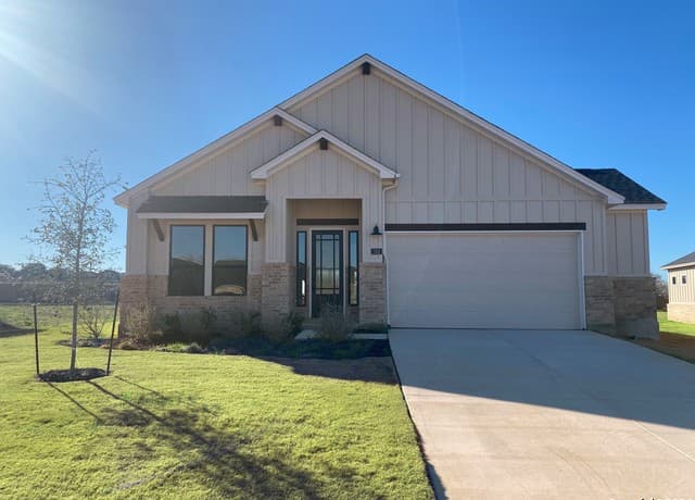 4-bedroom rental at 152 W Magnolia Circle in La Vernia, TX — photo 1