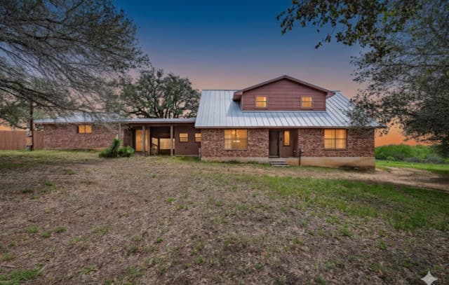 3-bedroom rental at 1271 County Road 119 in Floresville, TX — photo 1