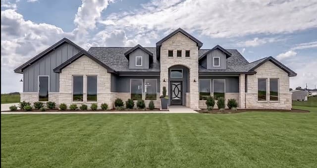 5-bedroom rental at 136 Sunset in La Vernia, TX — photo 1