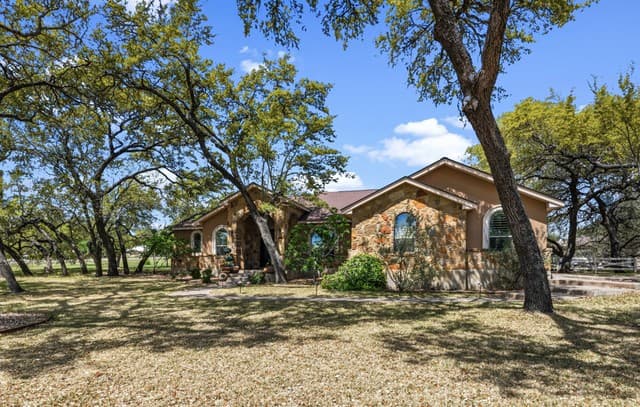 Home for sale at 128 Bucks in La Vernia, TX — photo 2