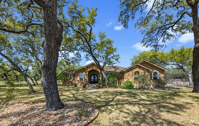 Home for sale at 128 Bucks in La Vernia, TX — photo 3