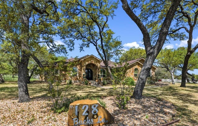 Home for sale at 128 Bucks in La Vernia, TX — photo 4