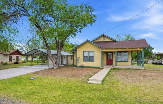 3-bedroom rental at 604 Schneider in Poth, TX — photo 1