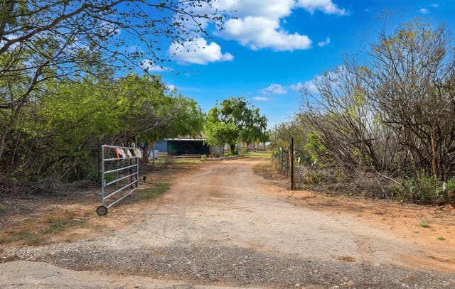 3-bedroom rental at 396 County Road 1100 in Pearsall, TX — photo 3