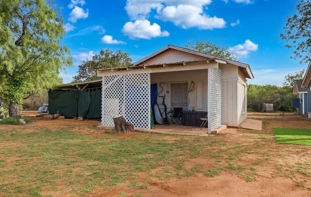 3-bedroom rental at 396 County Road 1100 in Pearsall, TX — photo 5