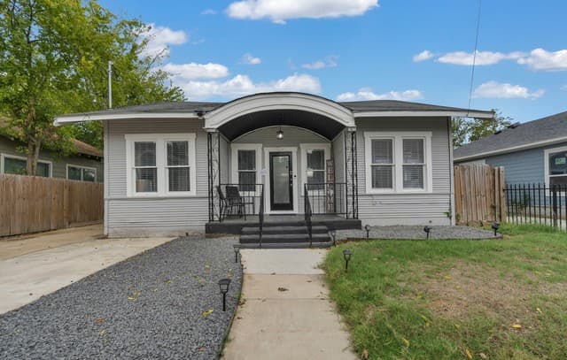 4-bedroom rental at 704 Cuney in San Antonio, TX — photo 1