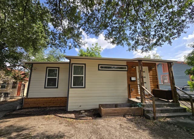 3-bedroom rental at 1338 W Elsmere Pl in San Antonio, TX — photo 1