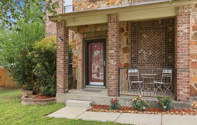 5-bedroom rental at 10618 Clover Cyn in Helotes, TX — photo 3
