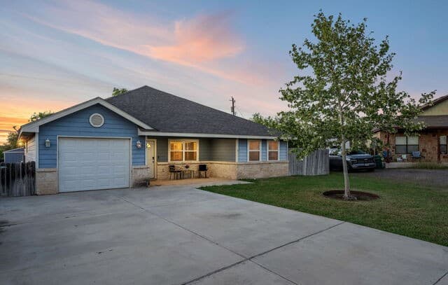 3-bedroom rental at 533 Indian Xing in Jourdanton, TX — photo 2