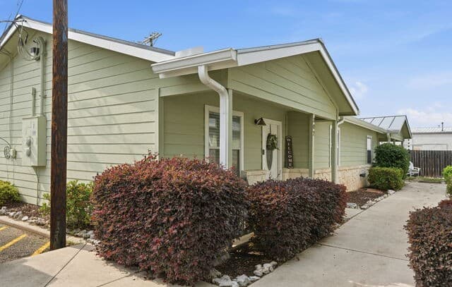 2-bedroom rental at 121 S Plant Unit 302 in Boerne, TX — photo 2