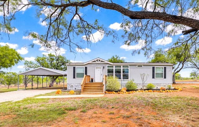 3-bedroom rental at 126 County Road 157 in Floresville, TX — photo 1
