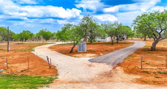 3-bedroom rental at 126 County Road 157 in Floresville, TX — photo 3