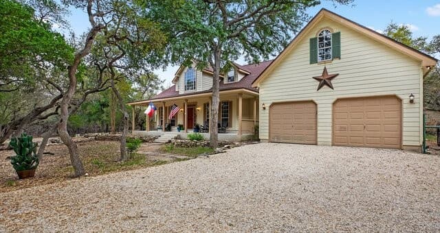 4-bedroom rental at 1716 Phantom Rider in Spring Branch, TX — photo 2