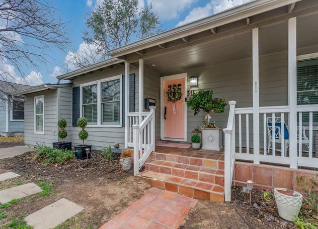 3-bedroom rental at 311 Brees in San Antonio, TX — photo 2