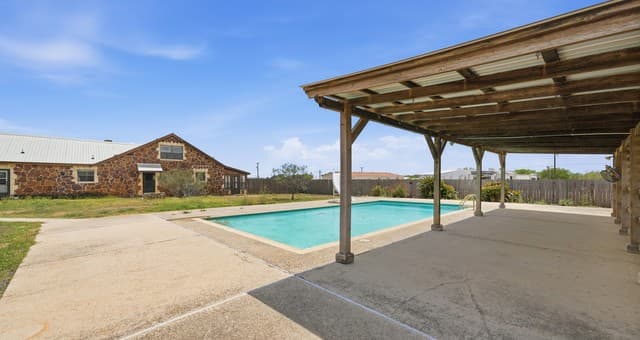 Home for sale at 1001 Horton Ln in Poteet, TX — photo 3