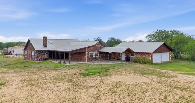 Home for sale at 1001 Horton Ln in Poteet, TX — photo 4