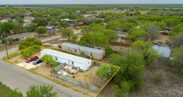 3-bedroom rental at 515 Elm St in Jourdanton, TX — photo 3