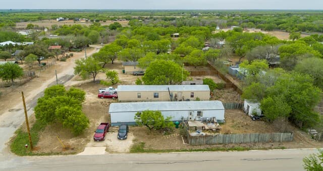 3-bedroom rental at 515 Elm St in Jourdanton, TX — photo 4