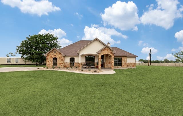 6-bedroom home for sale at 18425 Kinney Rd in Von Ormy TX
