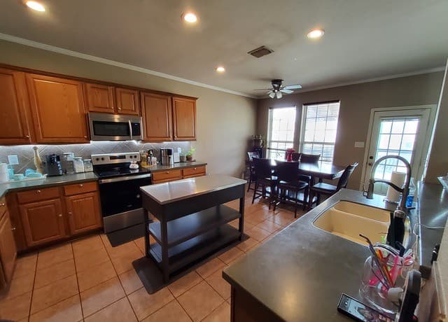 5-bedroom rental at 129 Carmel Dr in Cibolo, TX — photo 3