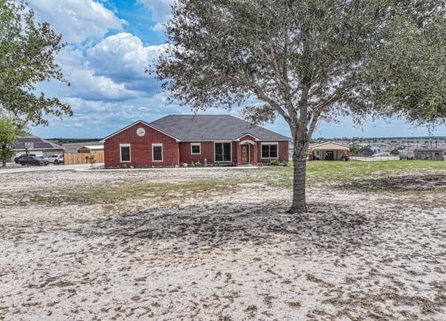 4-bedroom rental at 700 Lake Valley in La Vernia, TX — photo 2