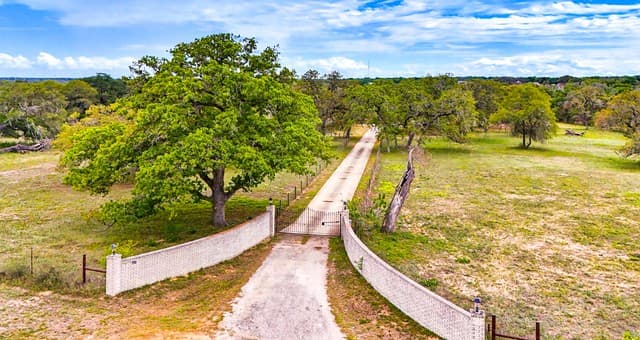 Home for sale at 78 Marx Lane in La Vernia, TX — photo 3