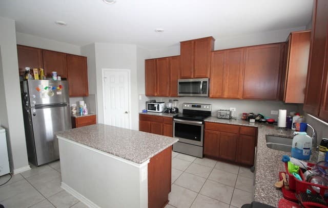 4-bedroom rental at 109 Anchor Blf in Universal City, TX — photo 3