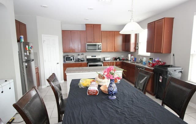 4-bedroom rental at 109 Anchor Blf in Universal City, TX — photo 5