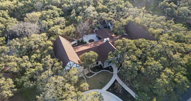5-bedroom rental at 232 Meadowbrook Dr in Hollywood Park, TX — photo 2