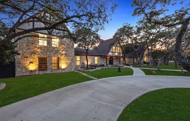 5-bedroom rental at 232 Meadowbrook Dr in Hollywood Park, TX — photo 3