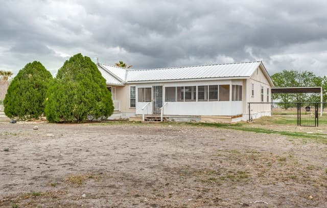 2-bedroom rental at 301 E County Road 678 in Natalia, TX — photo 1