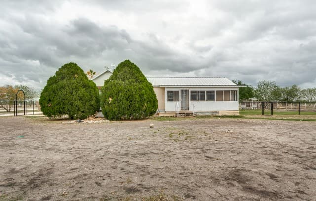 2-bedroom rental at 301 E County Road 678 in Natalia, TX — photo 2