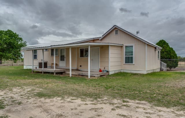 2-bedroom rental at 301 E County Road 678 in Natalia, TX — photo 4