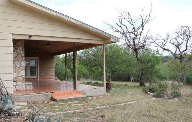 2-bedroom rental at 1307 Comanche Path in Bandera, TX — photo 3
