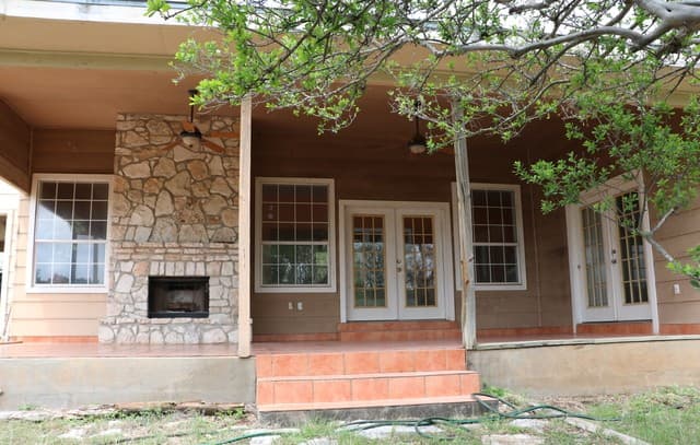 2-bedroom rental at 1307 Comanche Path in Bandera, TX — photo 5