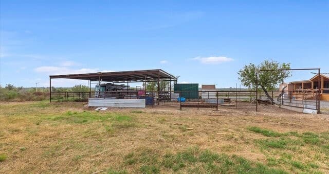 5-bedroom rental at 6286 Farm to Market 2146 in Jourdanton, TX — photo 5