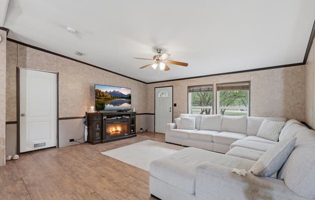 4-bedroom rental at 119 Avery Dr in Somerset, TX — photo 3
