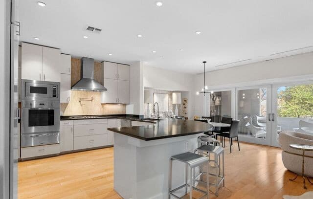 3-bedroom rental at 215 Annie#B Unit B in San Antonio, TX — photo 2