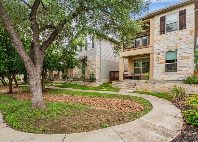 3-bedroom rental at 206 Ridgecrest Drive #16 in San Antonio, TX — photo 4