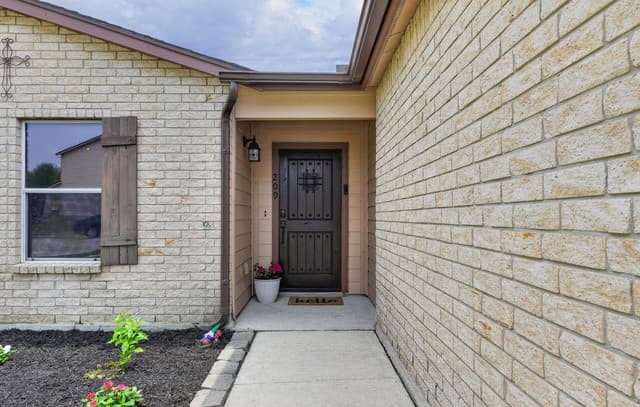 3-bedroom rental at 209 Gatewood Falls in Cibolo, TX — photo 2