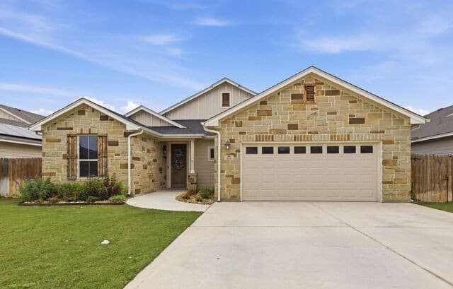 Home for sale at 238 Iron Gate in Pleasanton, TX — photo 3