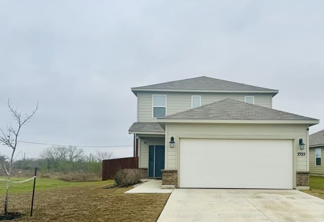 3-bedroom rental at 7535 Homewood Ln in Elmendorf, TX — photo 2