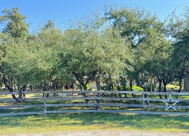 4-bedroom rental at 309 Lost Oaks Dr in Boerne, TX — photo 3
