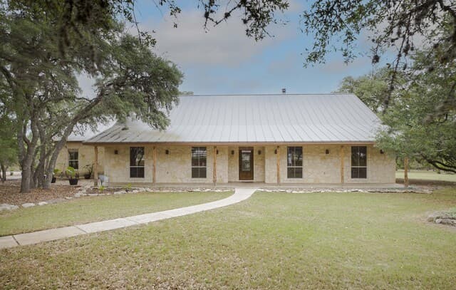 4-bedroom rental at 309 Lost Oaks Dr in Boerne, TX — photo 5