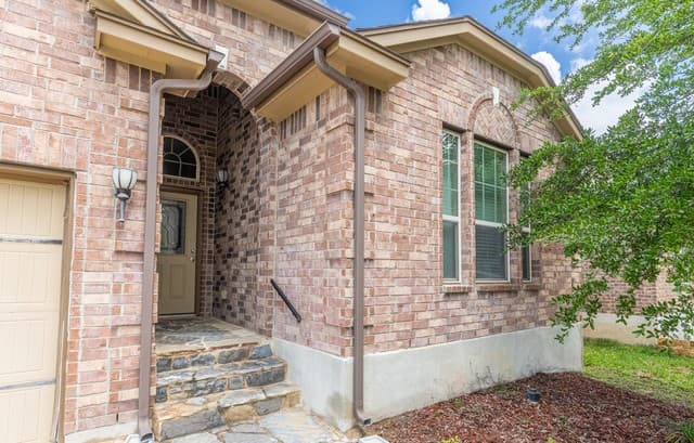 3-bedroom rental at 12427 Law Crk in San Antonio, TX — photo 2